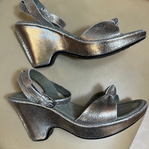 ~3 for $20~ Kenneth Cole wedge sandals - Picture 2 of 7